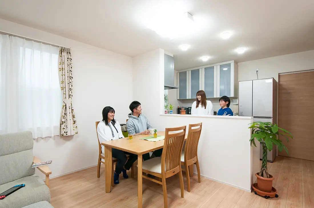 O様邸：家族みんなのお気に入り、対面式キッチンから広がるLDK。「下の子はここで宿題するので、調理しながら見張っています(笑)」と奥様