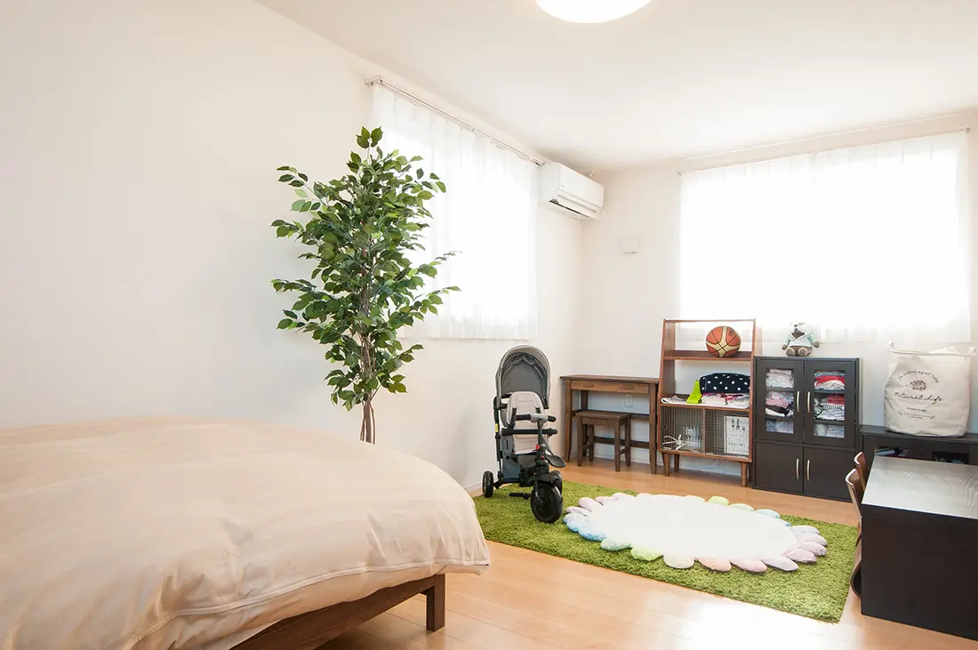 K様邸：2階東側の洋室は将来の子ども部屋。備え付けの家具があり、準備は万全です。「もう1部屋も、将来の妹か弟の部屋にと‥」