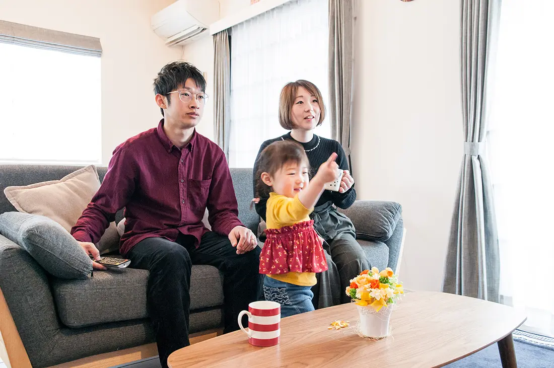 A様邸：3歳になるお嬢様とご夫婦。「ご近所に友達もでき、遊びに行ったり来たり。地域に見守られているので、とても安心です」